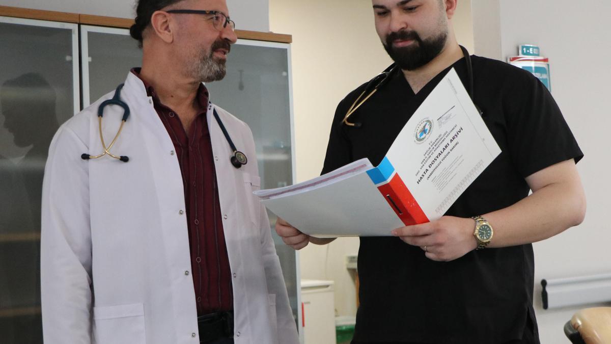 Küçükken hayalini kuruyordu, şimdi babasıyla aynı hastanede şifa dağıtıyor