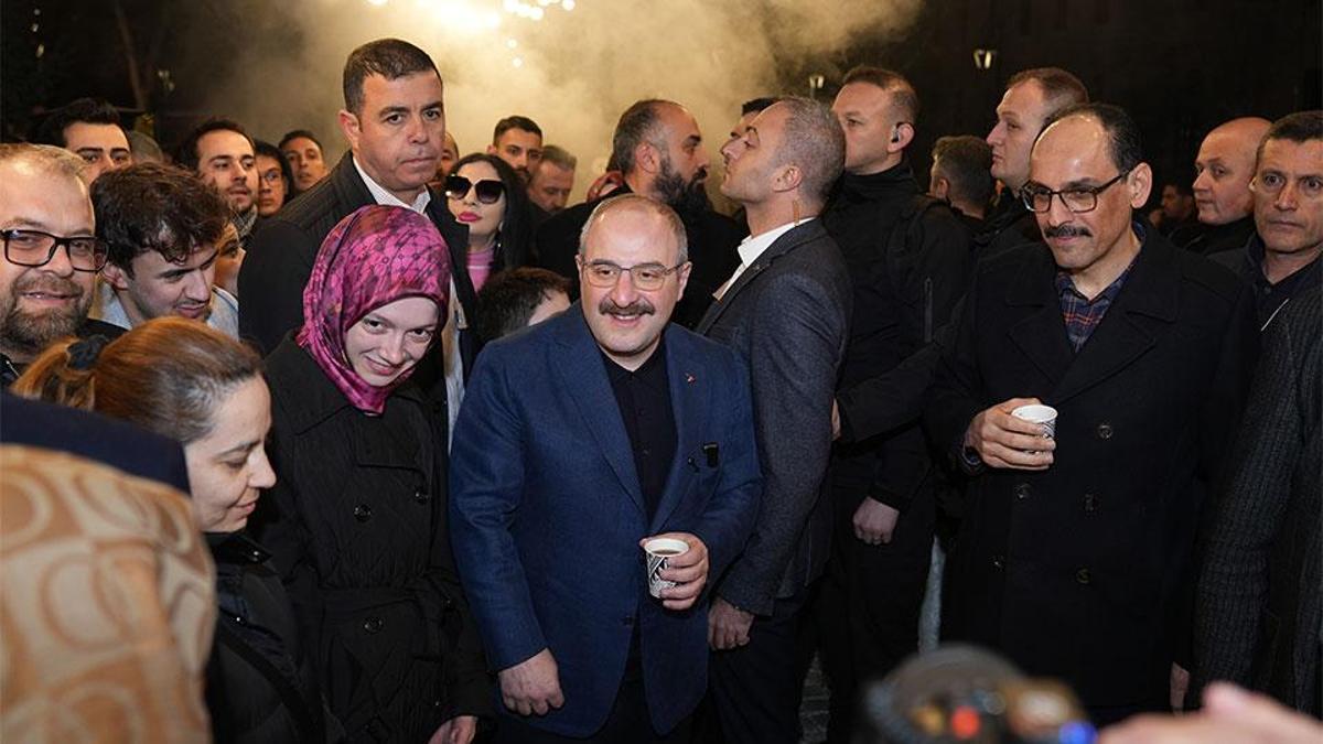 Mustafa Varank ve İbrahim Kalın, sahurda Ankaralılarla buluştu