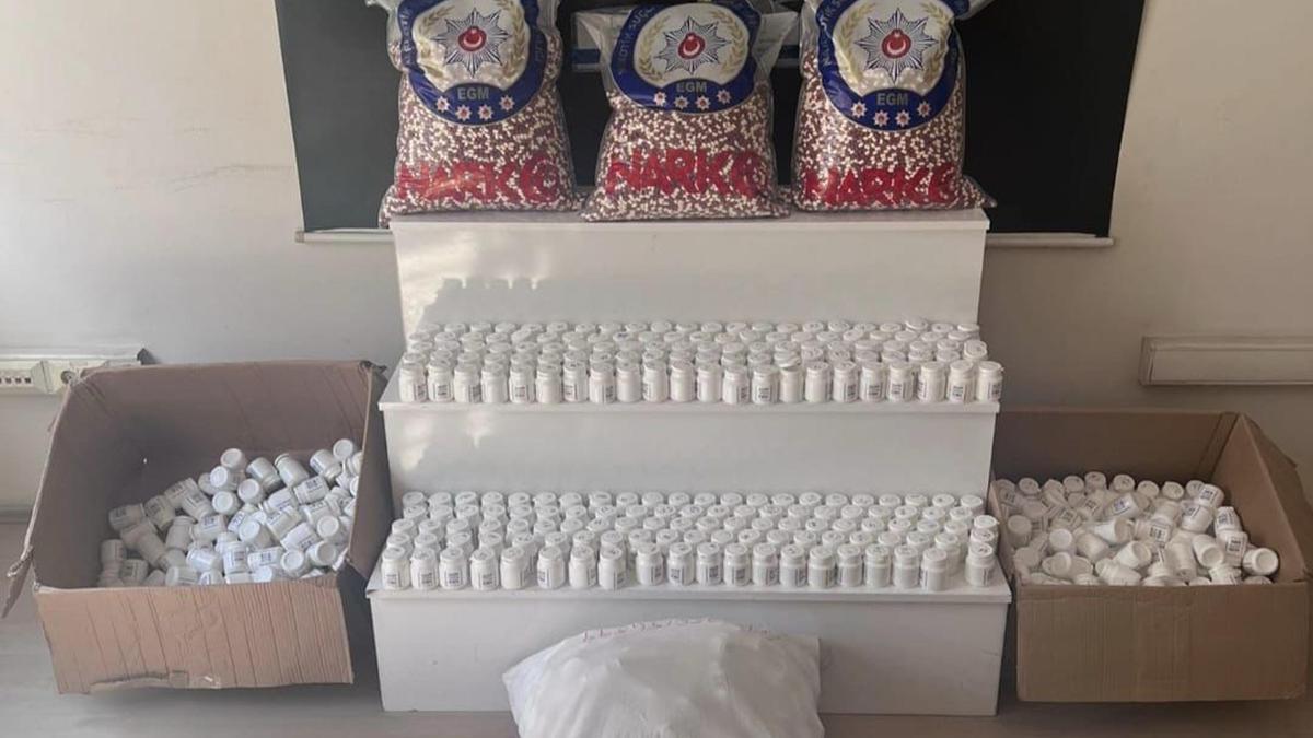 Otomobilde 52 bin 959 adet sentetik hap ele geçirildi; 2 tutuklama
