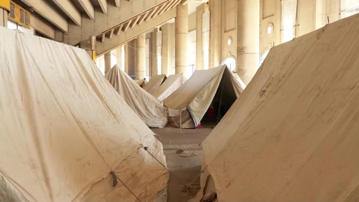 Saldırılar sonrası stadyuma sığındılar! CNN TÜRK Beyrutta çadırlardaki yaşamı görüntüledi