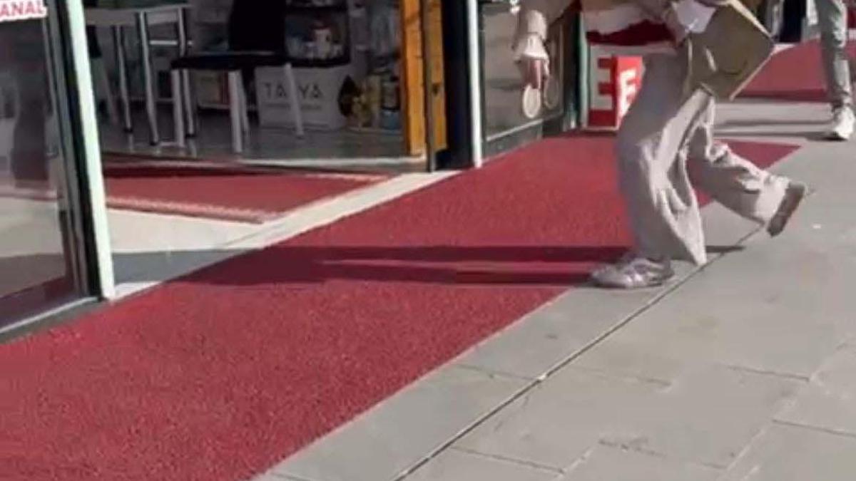Fark ücretine itiraz eden kadın eczaneye saldırdı; o anlar kamerada