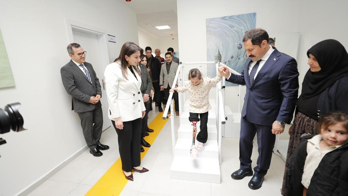 Depremzede Zeynep, özel hazırlanan protez bacakla yeniden yürümeye başladı