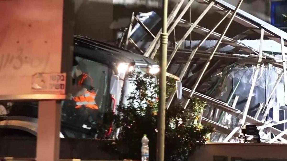 İran'ın füzeleri Demir Kubbe'yi deldi!