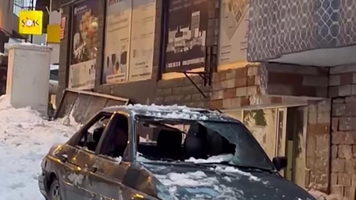 Üzerine çatıdan kar kütlesi düşen otomobil kullanılamaz hale getirdi