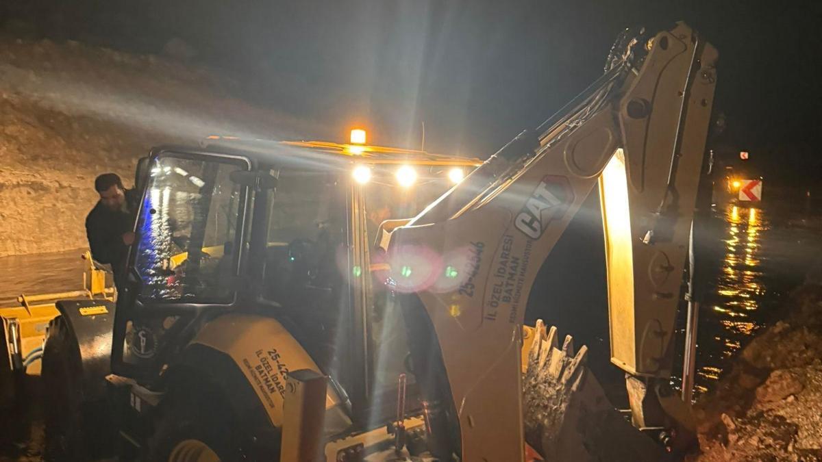 Gercüşte sağanak nedeniyle kapanan yol 2 saatlik çalışmayla açıldı