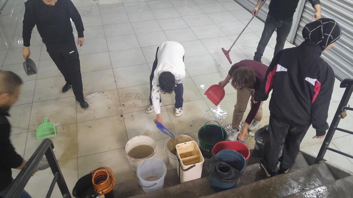 Yeraltı Çarşısını su bastı, esnaf suyu kovalarla tahliye etti