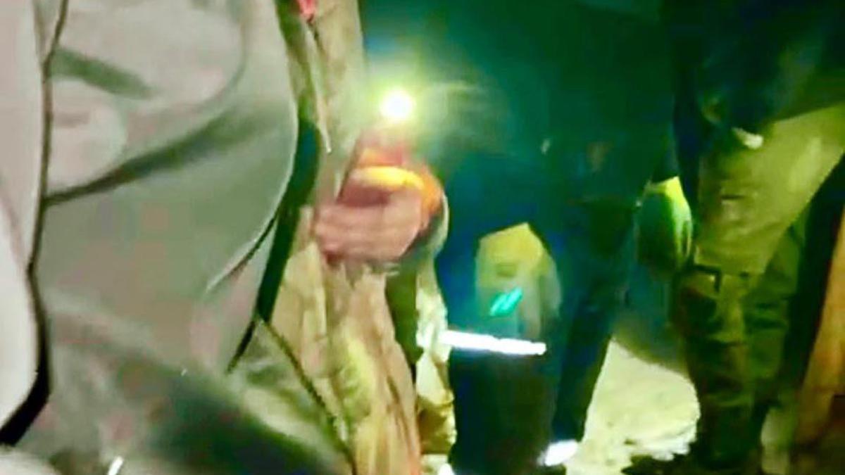 Kars'ta çöken ahırda 2 büyükbaş öldü