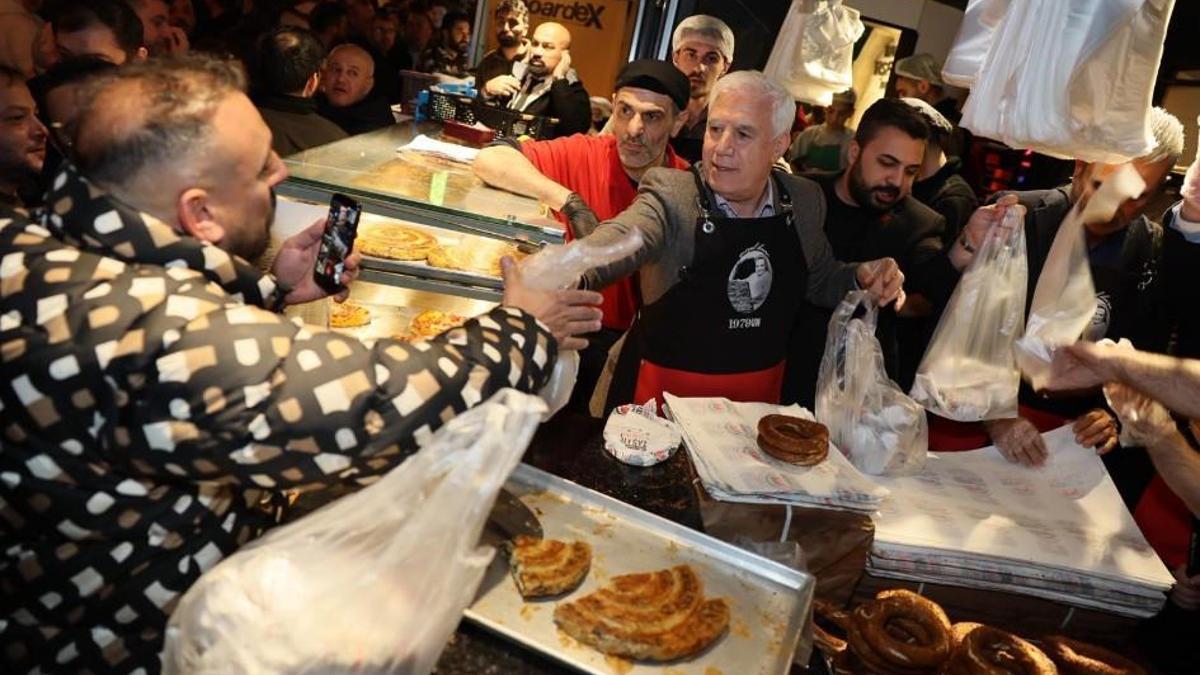 Tahinli pide ile simitler Başkan Bozbey'den