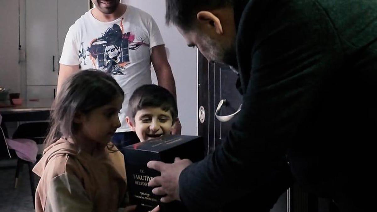 Ev ev dolaşarak personeline iftarlık dağıttı