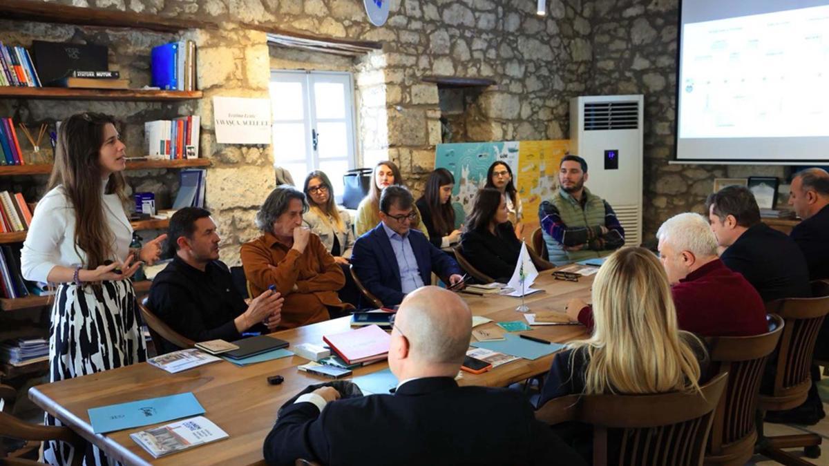 Çeşme'de 'Hanem Çeşme' kiralık sosyal konut modeli milletvekillerine anlatıldı