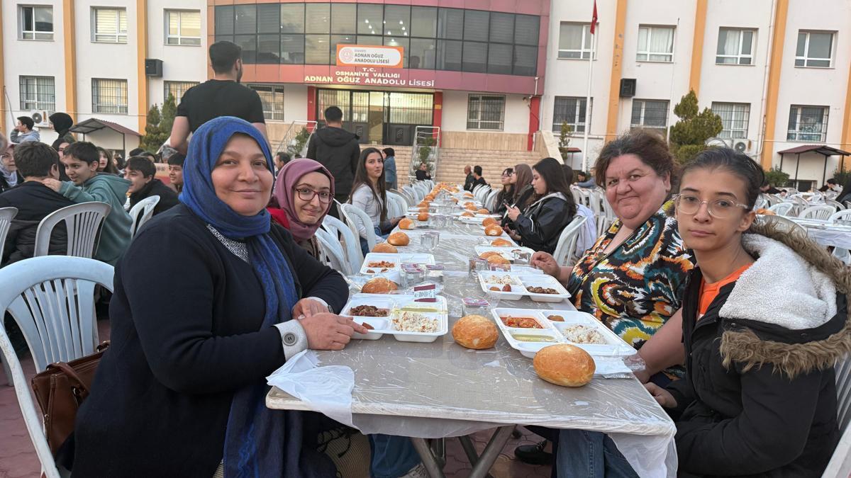 Osmaniyede öğrenci ve veliler iftar sofrasında buluştu