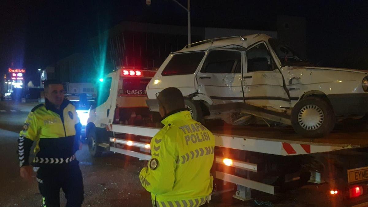 Kavşakta otomobil ile minibüs çarpıştı: 3 yaralı