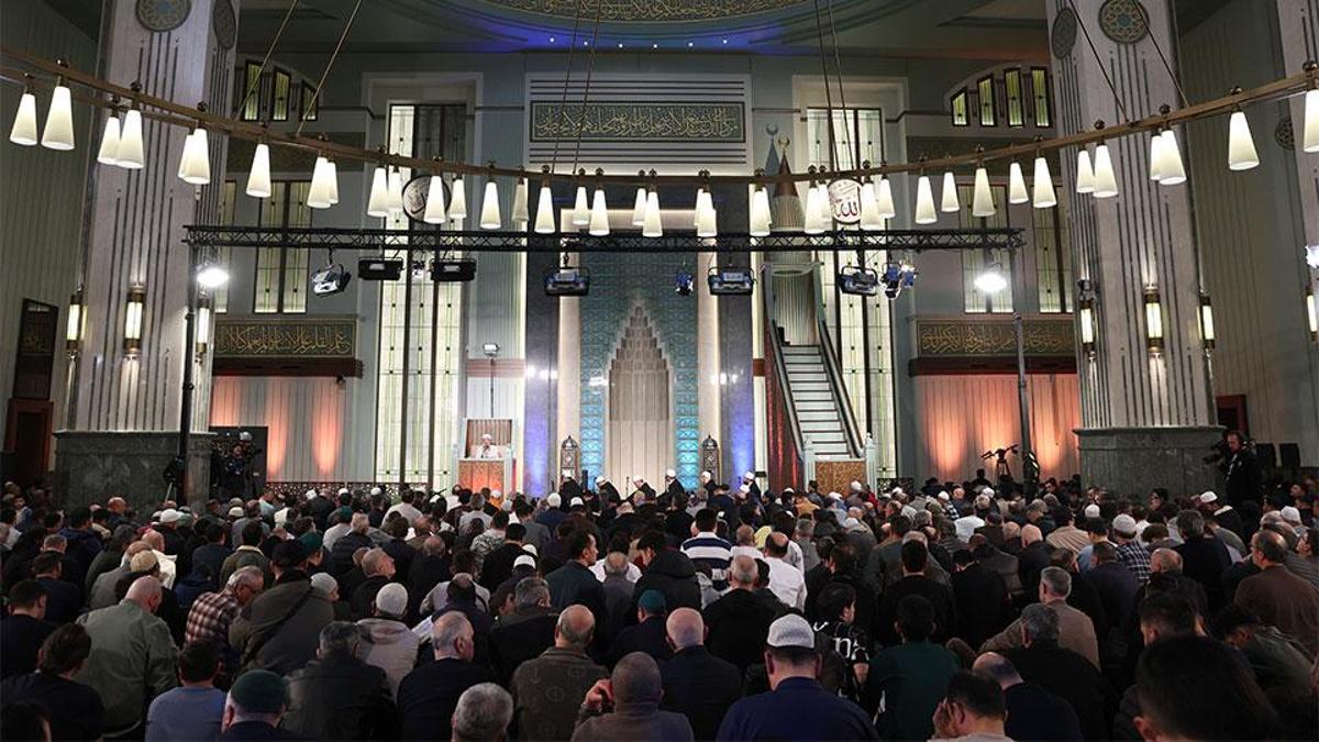 Kanal D'de 'Kadir Gecesi' özel yayını: İlahiler okundu, salavatlar getirildi, dualar edildi