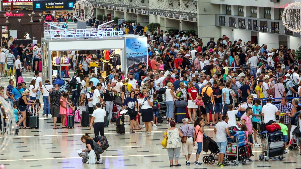 Şubatta, Antalya Havalimanı'nda 874 bin 813 yolcuya hizmet verildi