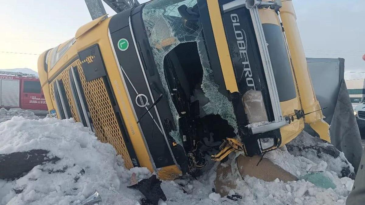 Buzlanma nedeniyle 2 TIR devrildi; 1 yaralı