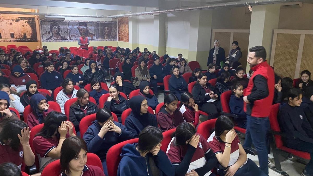 Hatay emniyeti, gençleri bilgilendirdi