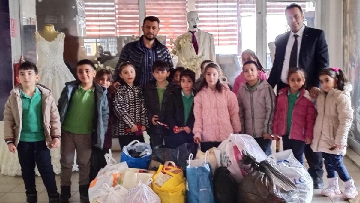 Harçlıklarıyla aldıkları gıda maddelerini Hayır Çarşısı'na bağışladılar