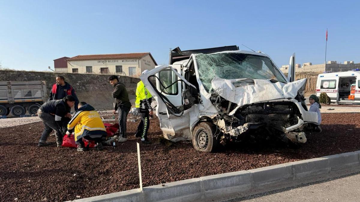 Kamyonet ile ekmek dağıtım aracı çarpıştı: 6 yaralı