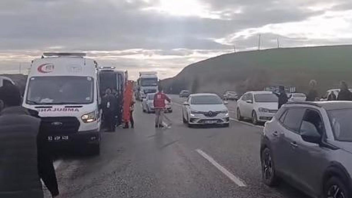 Hafif ticari araç ile otomobil çarpıştı: 5 yaralı