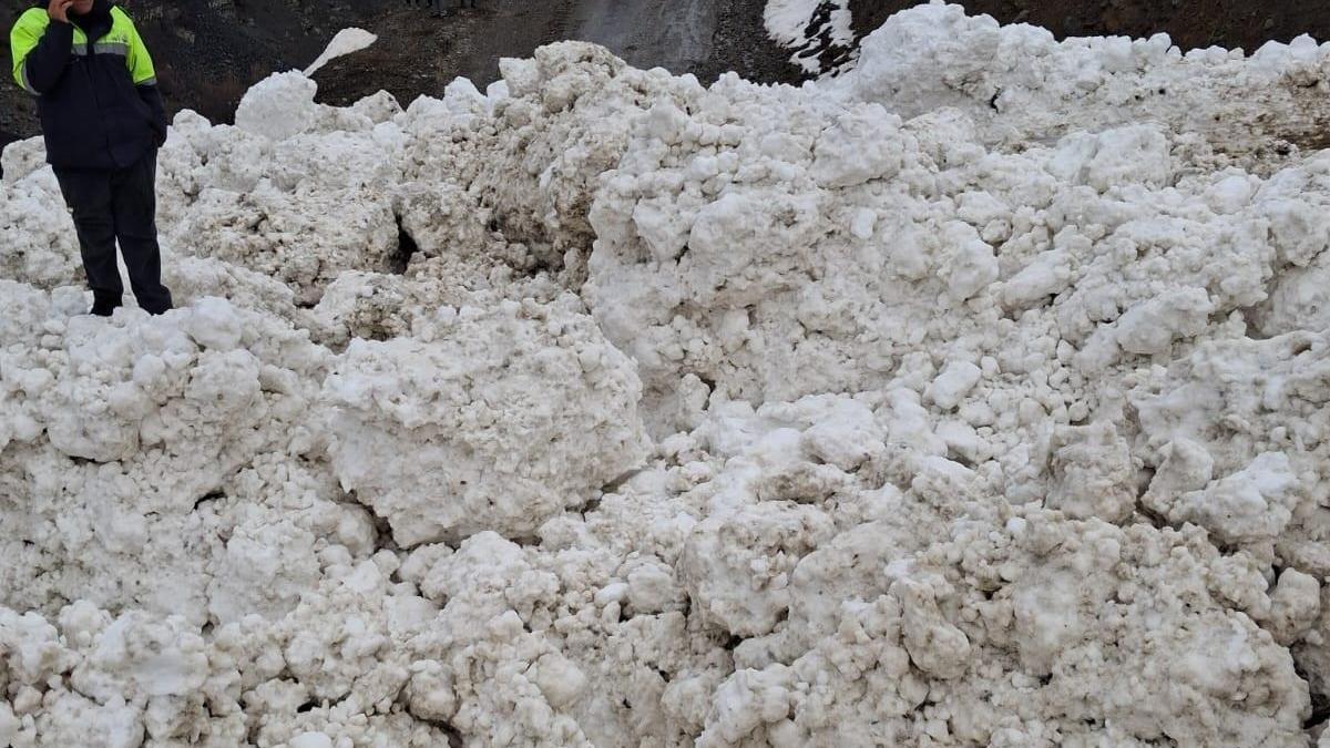 Çatakta çığ düştü; 1 mahalle ve 8 mezra ulaşıma kapandı