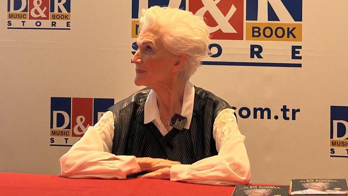 Elon Musk'un annesi İstanbul'da hayranlarıyla buluştu