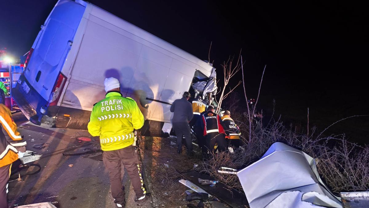 Kamyonet TIRa arkadan çarptı: 2 ölü, 1 yaralı