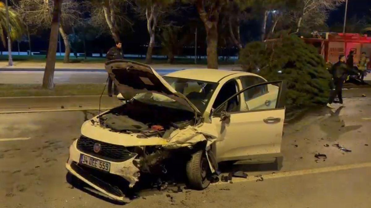 İstanbul - Kartalda sürücüsünün makas attığı otomobil, taksiye çarptı: 3 yaralı