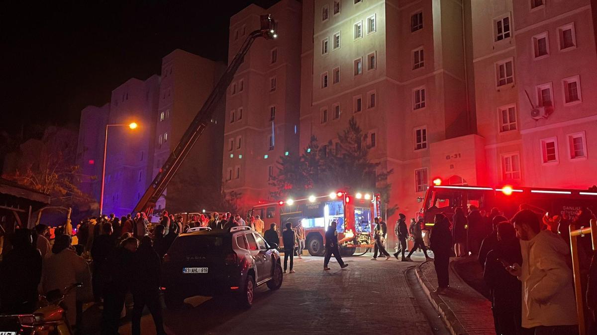 8 katlı binanın elektrik panosu patladı; bina tahliye edildi