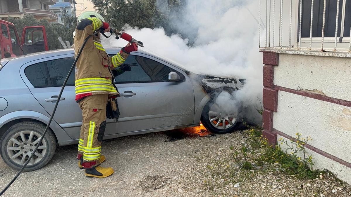 Park halindeki otomobilde çıkan yangın söndürüldü