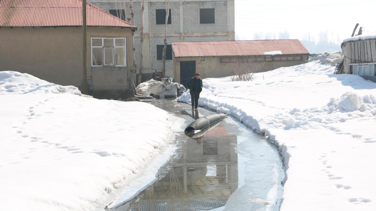 Yüksekova'da sağanak sonrası rögarlar taştı; bazı evleri su bastı