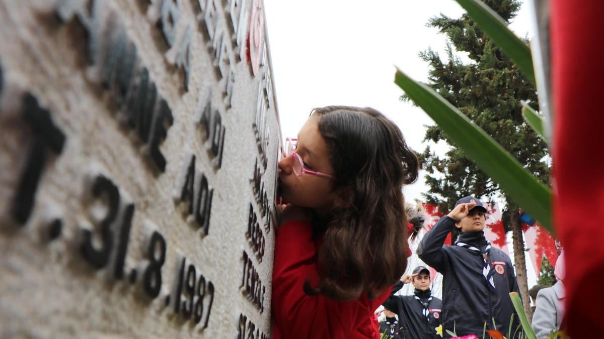 Elif, hiç görmediği şehit dayısının fotoğrafını öpüp, defalarca okşadı