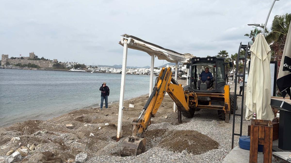 Bodrum'da sahil şeridinde kıyı kanununa aykırı yapılar tahliye ediliyor