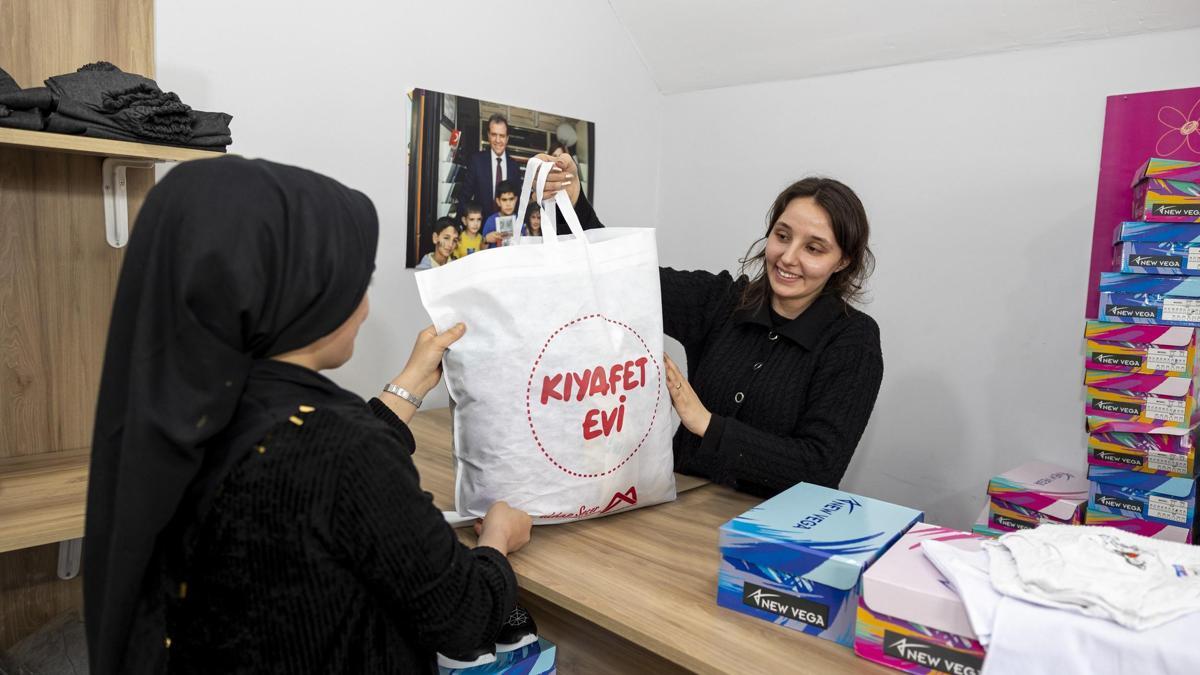 Mersinde çocukların bayramlıkları Kıyafet Evinden