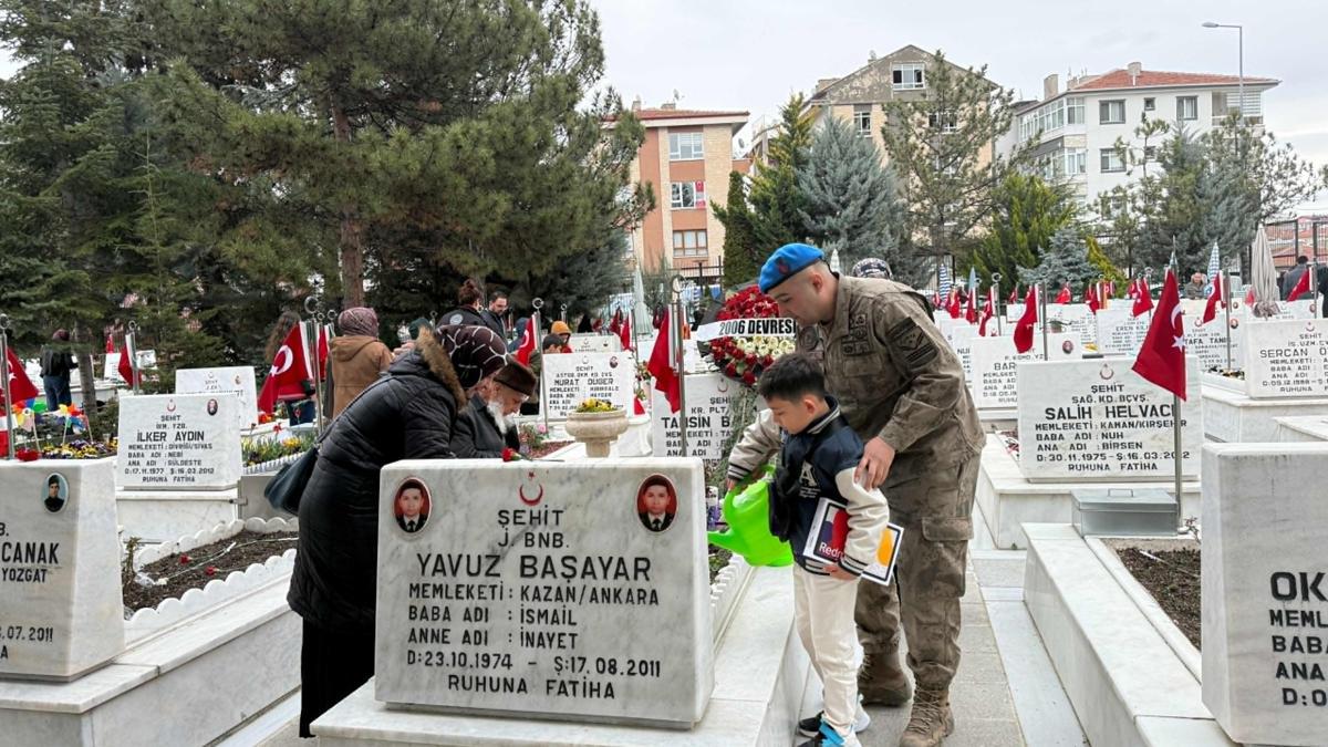 Ankara'da şehitliklerde arife yoğunluğu