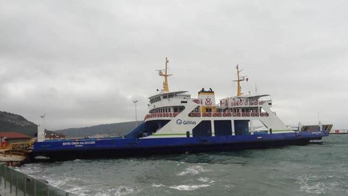 Feribot seferlerine fırtına engeli