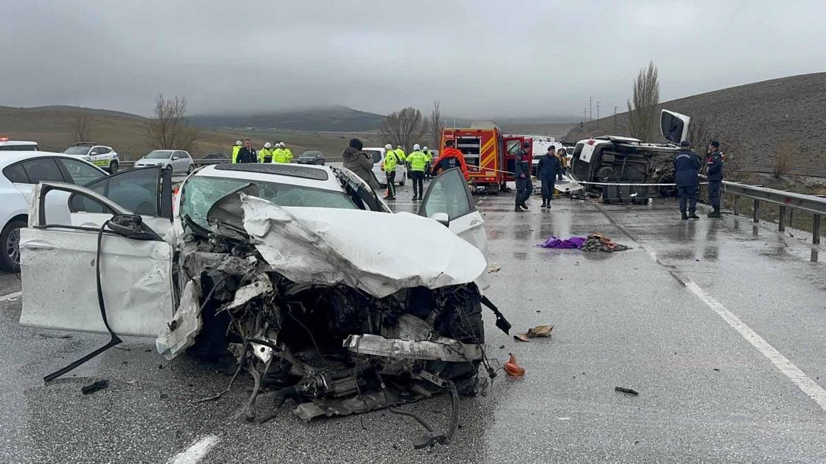 Otomobil, hafif ticari araca çarptı; baba ve oğlu öldü, 4 yaralı