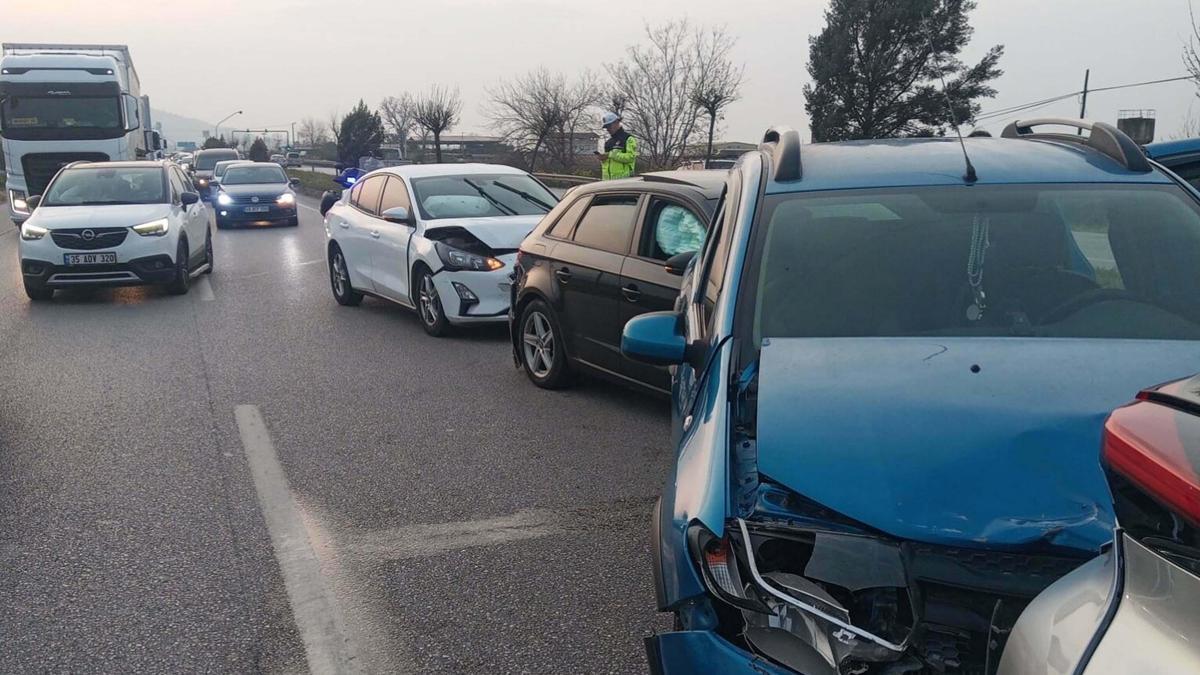 Manisa'da 4 otomobil çarpıştı; 7 yaralı