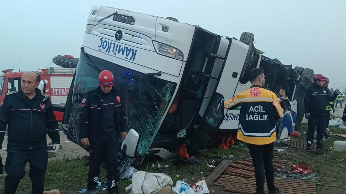 SON DAKİKA... Adana'da yolcu otobüsü devrildi: Can kayıpları ve çok sayıda yaralı var