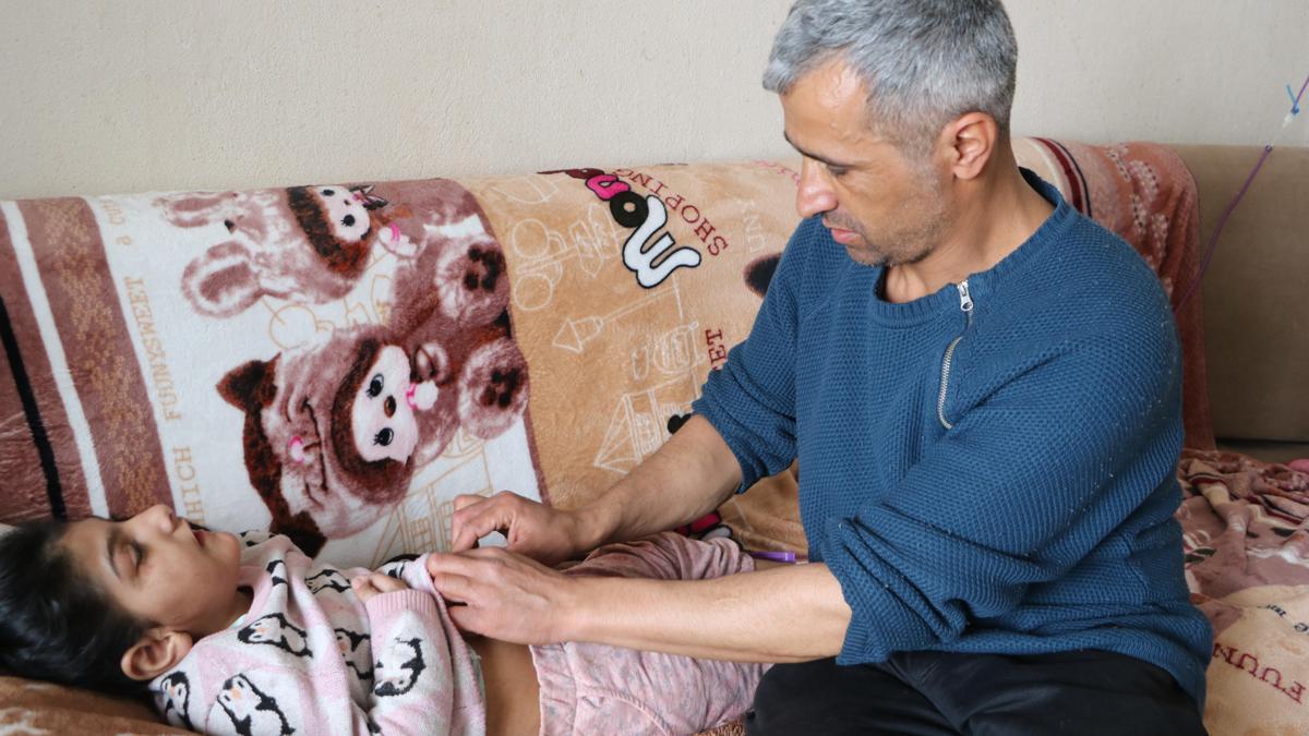 Biri engelli 4 çocuğuna hem annelik hem babalık yapıyor