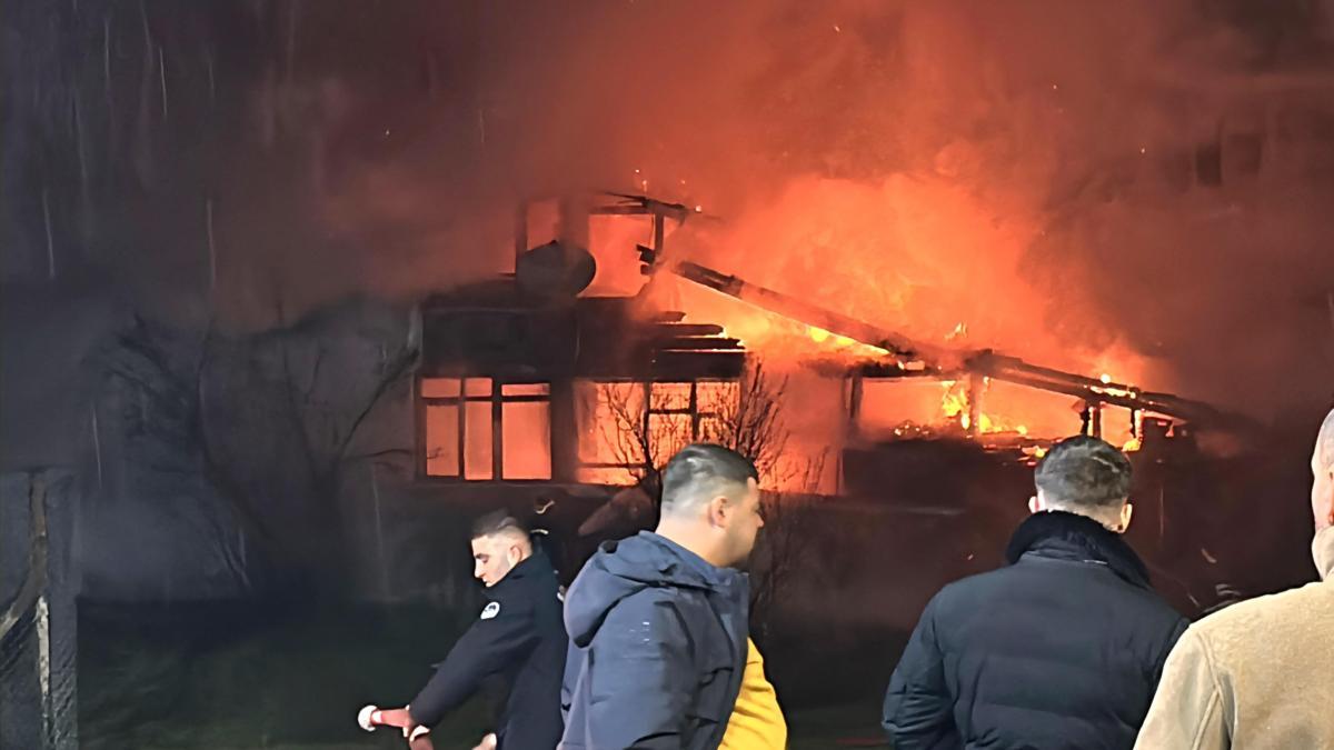 Sakarya'da ahşap ev küle döndü