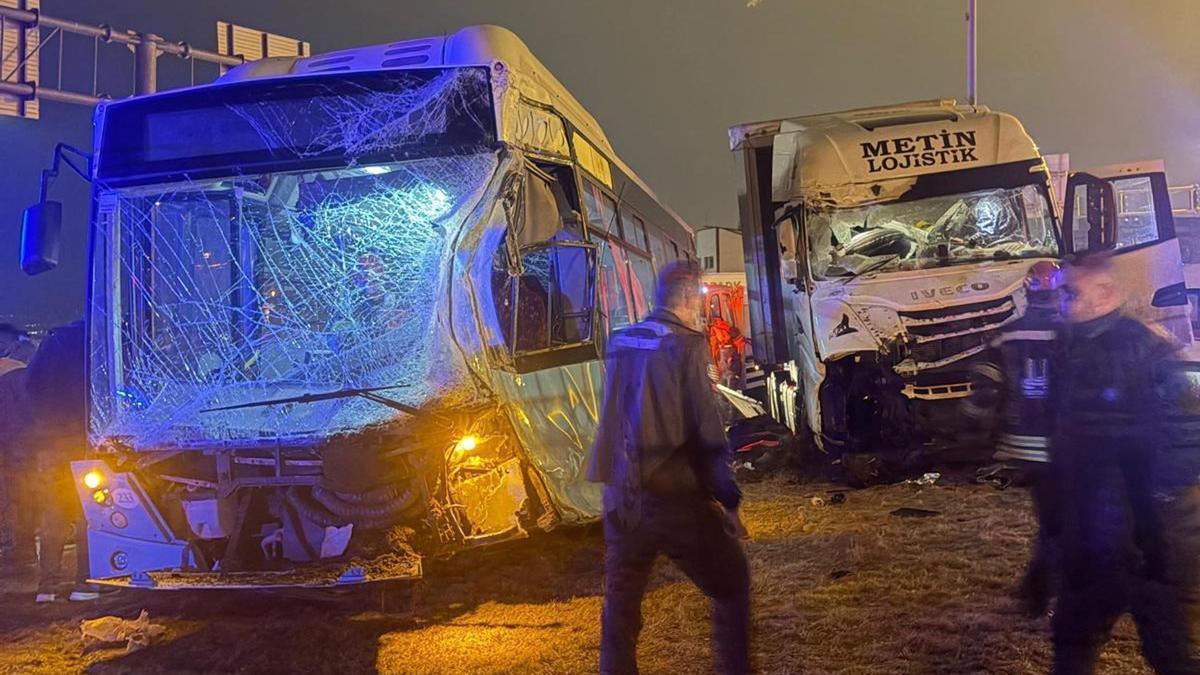 TIR, kavşakta otobüsüne çarptı: 1 yaralı