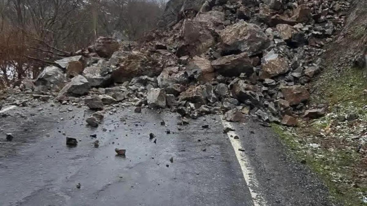 Şırnakta kaya düşmesi nedeniyle köy yolu ulaşıma kapandı