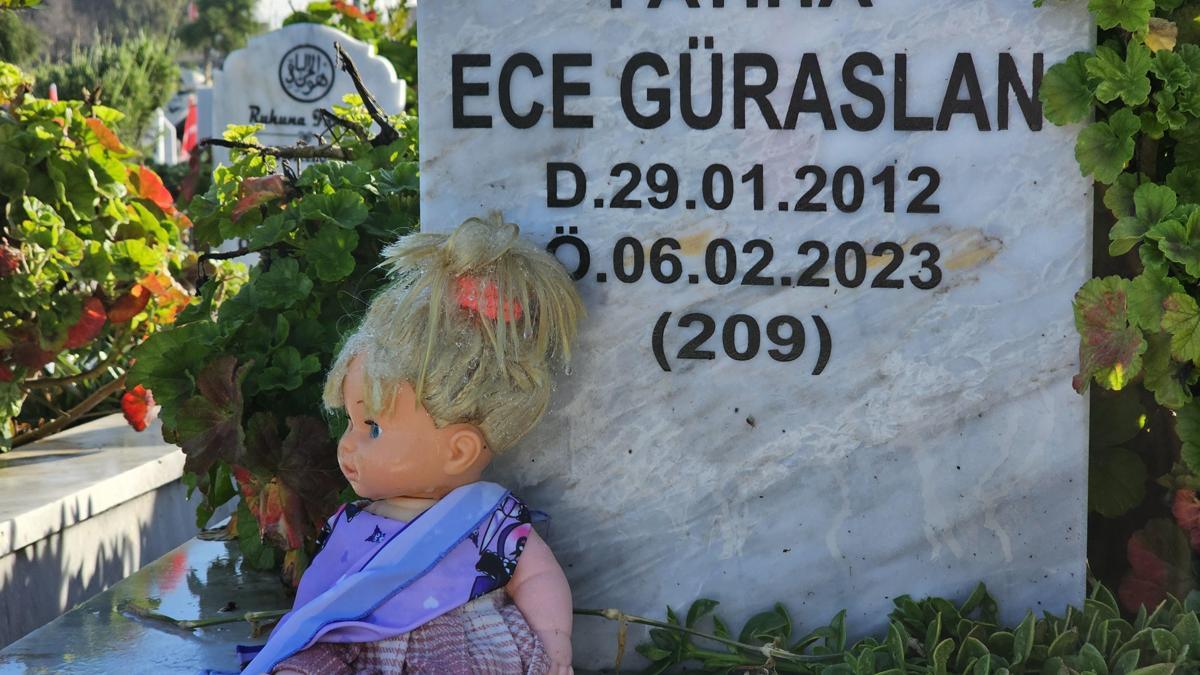 Hatay'daki deprem şehitliğinde hüzünlü bayram ziyareti