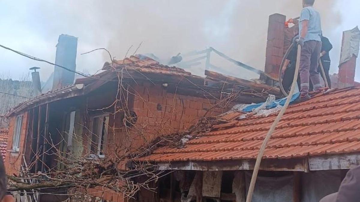 Tavşanlıda 2 katlı ahşap ev yandı