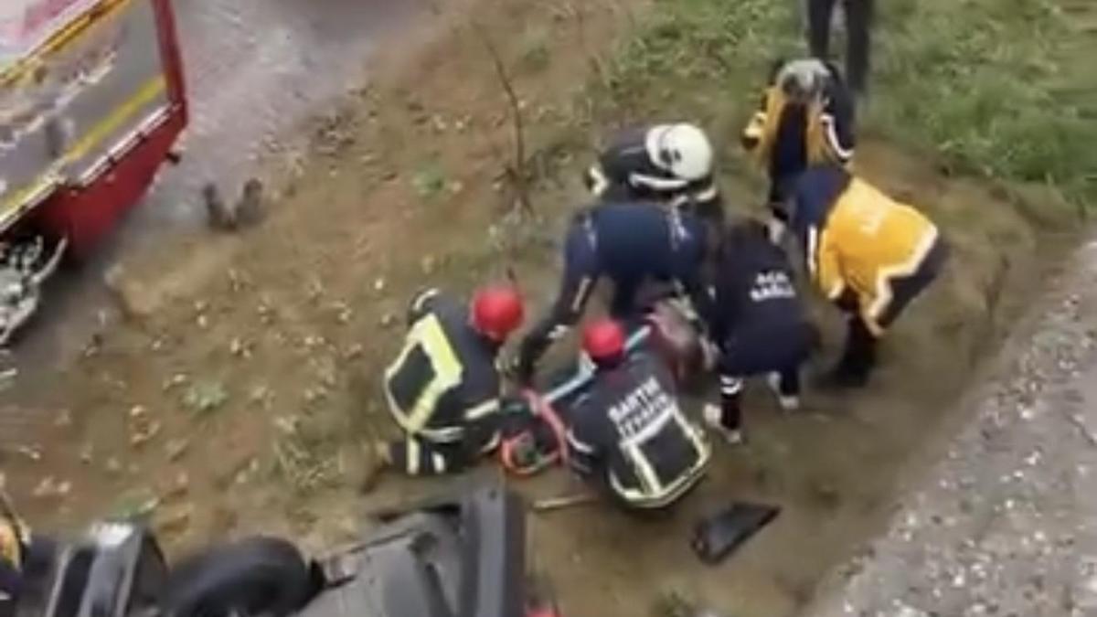 Otomobil, kayganlaşan yolda istinat duvarını aşarak düştü; 1 yaralı