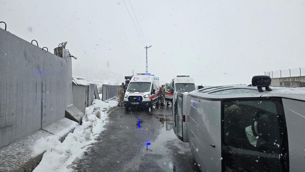 Bingölde hafif ticari araç yola savruldu: 2 yaralı