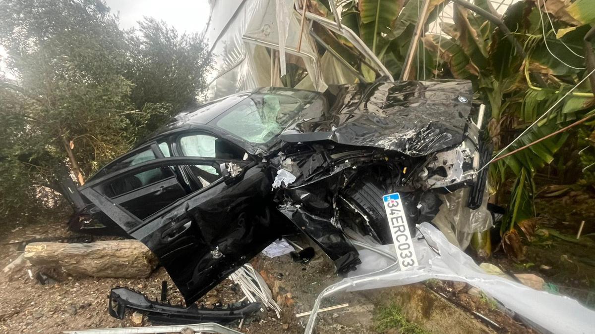 Otomobiliyle muz serasına girdi: 4 yaralı