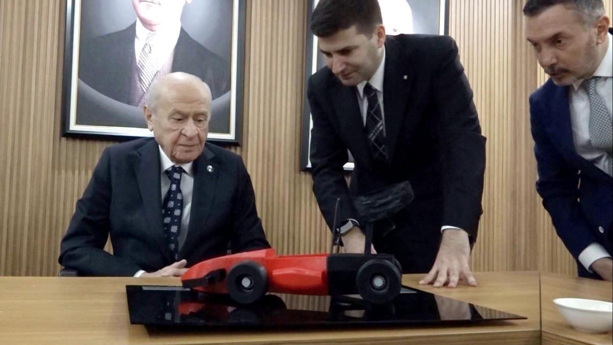 Bahçeli, Ülkü Ocakları'nın yarış arabalarına 'Göktay' ismini verdi