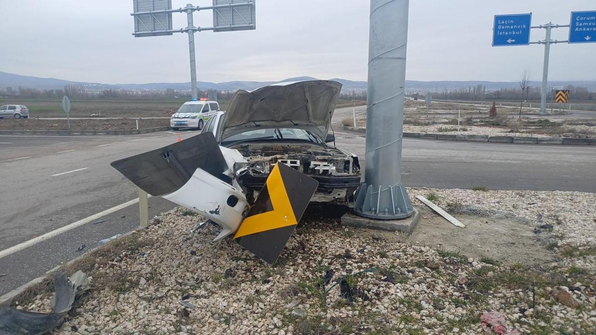 Çorum'da iki otomobil çarpıştı: 6 yaralı