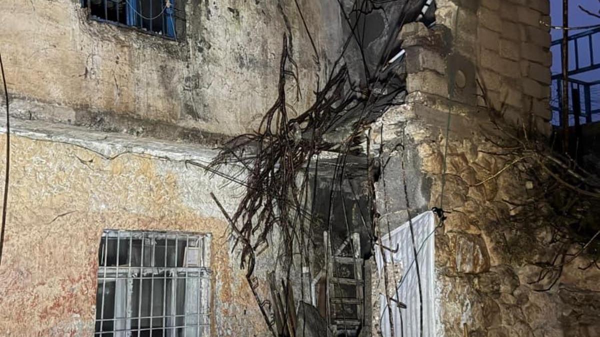 Mardinde 2 katlı evin bir bölümü çöktü